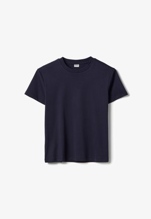 Camiseta lisa de algodón azul marino, de manga corta y cuello redondo, extendida sobre un fondo blanco, mostrando el lado frontal y la etiqueta dentro del cuello.