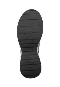 Suola di scarpa in gomma nera con scanalature orizzontali e logo "GUESS" impresso. Design piatto con punta arrotondata e superficie testurizzata per una migliore aderenza.