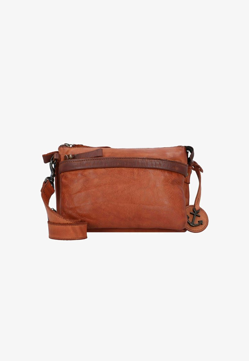 Borsa a tracolla in pelle marrone con tracolla regolabile, chiusura a zip, finitura texturizzata e un ciondolo a forma di ancora attaccato di lato.