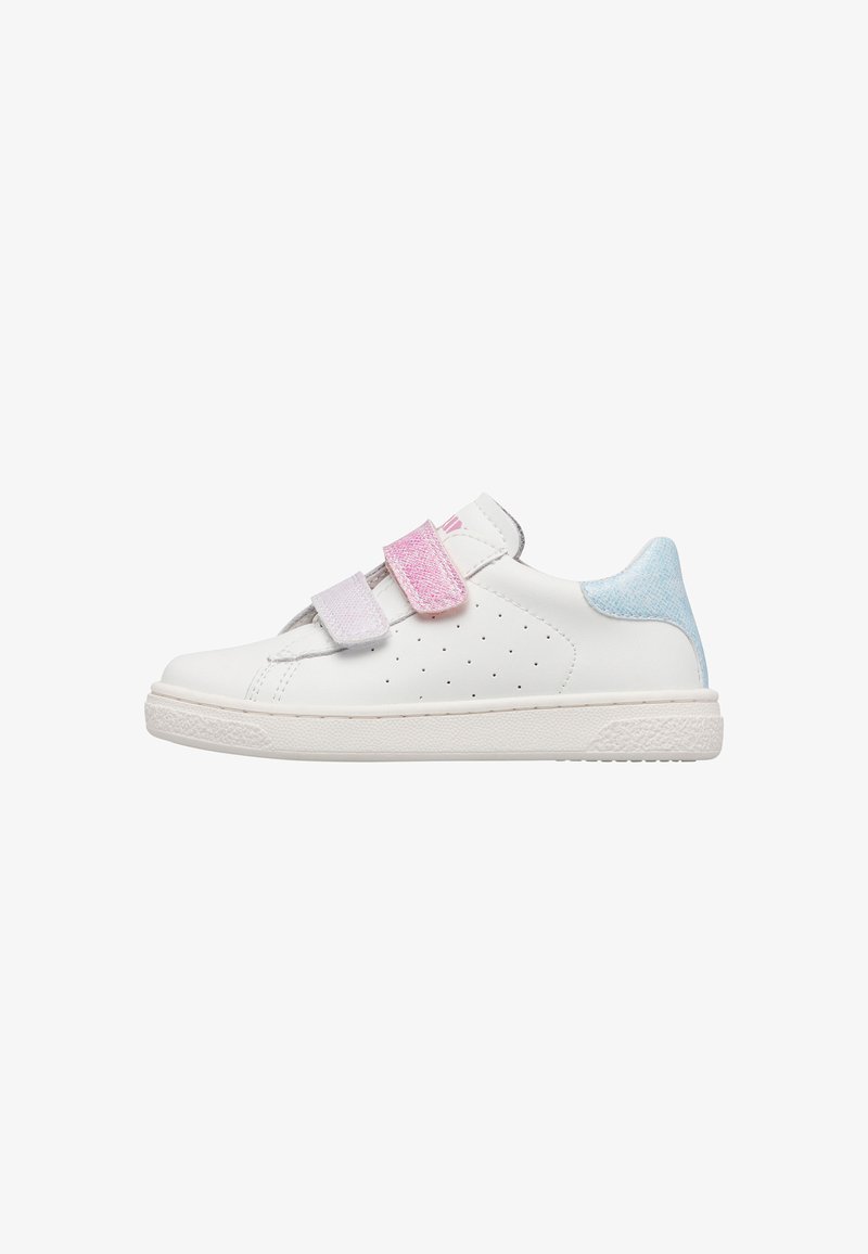 Baskets blanches pour enfants avec des côtés perforés, des bandes Velcro roses et violet clair, et un patch bleu clair au talon.