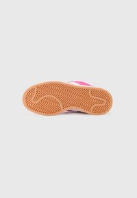 Sola de sapato atlético rosa com borracha texturizada, apresentando um padrão em zigzag. Bordas suaves, calcanhar reforçado e detalhe de cor interior em contraste.