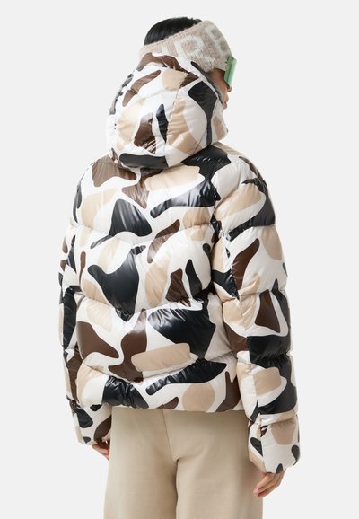 Pufferjack met een glanzende afwerking, voorzien van een camouflagepatroon in beige, bruin en zwart. Met capuchon, een boxy silhouet en ribgebreide manchetten.