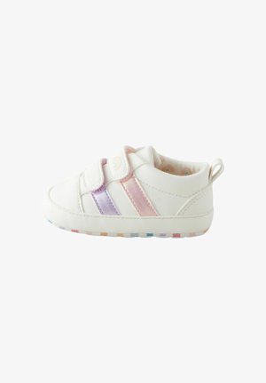 Witte peutersneakers met twee klittenbandsluitingen, voorzien van roze en paarse accenten en een meerkleurige, patroonachtige zool. Zacht, glad materiaal.