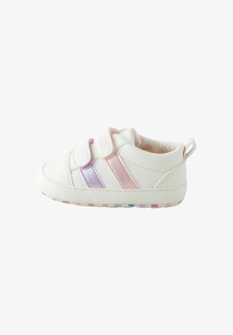 Sneakers albe pentru copii mici, cu două benzi velcro, având accente roz și mov și o talpă cu un model multicolor. Material moale și neted.