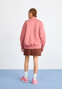 Nike Sportswear LOGO - Ikdienas džemperis - canyon pink/orewood/red sepia