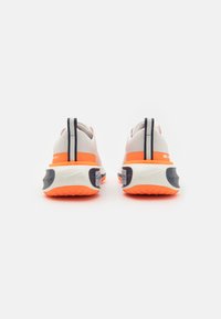 Nike Performance INVINCIBLE 3 - Tekaški copati za cesto - orange, blue
