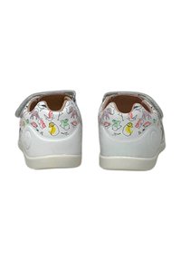 Sneakers bianchi con illustrazioni di animali colorati, cinturini in Velcro e una texture liscia. Suole in gomma e design minimalista.