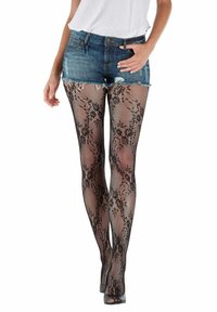 Sorte fiskenet strømpebukser med et blomsterlacemønster, båret med denimshorts og sorte højhælede sko. Materialet er gennemsigtigt og tekstureret.