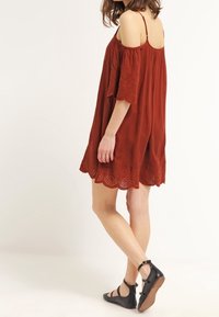 Vero Moda Petite Denní šaty - brown