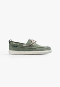 Scarpa da barca verde in tela con design cucito, suola in gomma, dettagli in pizzo e occhielli in metallo. Presenta un logo sul lato e una tomaia testurizzata.