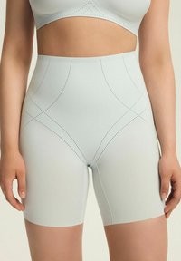 Jasnoszare, wysoki stan, modelujące szorty wykonane z gładkiego, elastycznego materiału, z detalami w kropki i bezszwowym wzornictwem.