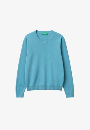 Hellblauer Langarm-Pullover mit Rundhalsausschnitt, gerippten Bündchen und Saum, flach liegend, Vorderseite sichtbar sowie grünes Markenetikett am Kragen.