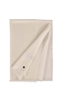 Écharpe beige clair en matériau doux, avec une texture fine, des bords frangés et un petit accent de bouton noir près de l'étiquette.