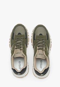 Oliwkowe sneakersy z siateczki i akcentami z syntetycznej skóry, okrągły czubek, sześć oczek, gumowa podeszwa i beżowa wyściółka.