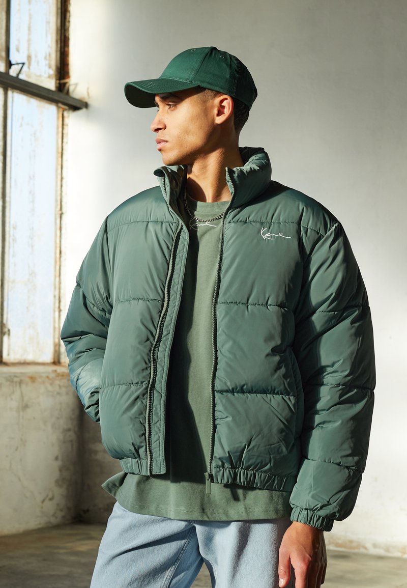 Karl Kani - CHEST SIGNATURE PUFFER  - Téli dzseki - dusty green, Nagyítás