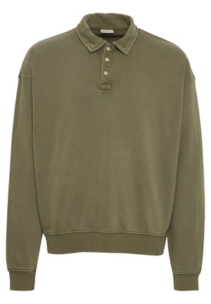 Camisa polo de manga larga en verde oliva, fabricada en algodón suave. Presenta un cuello con solapa, una tapeta de cinco botones y puños acanalados.