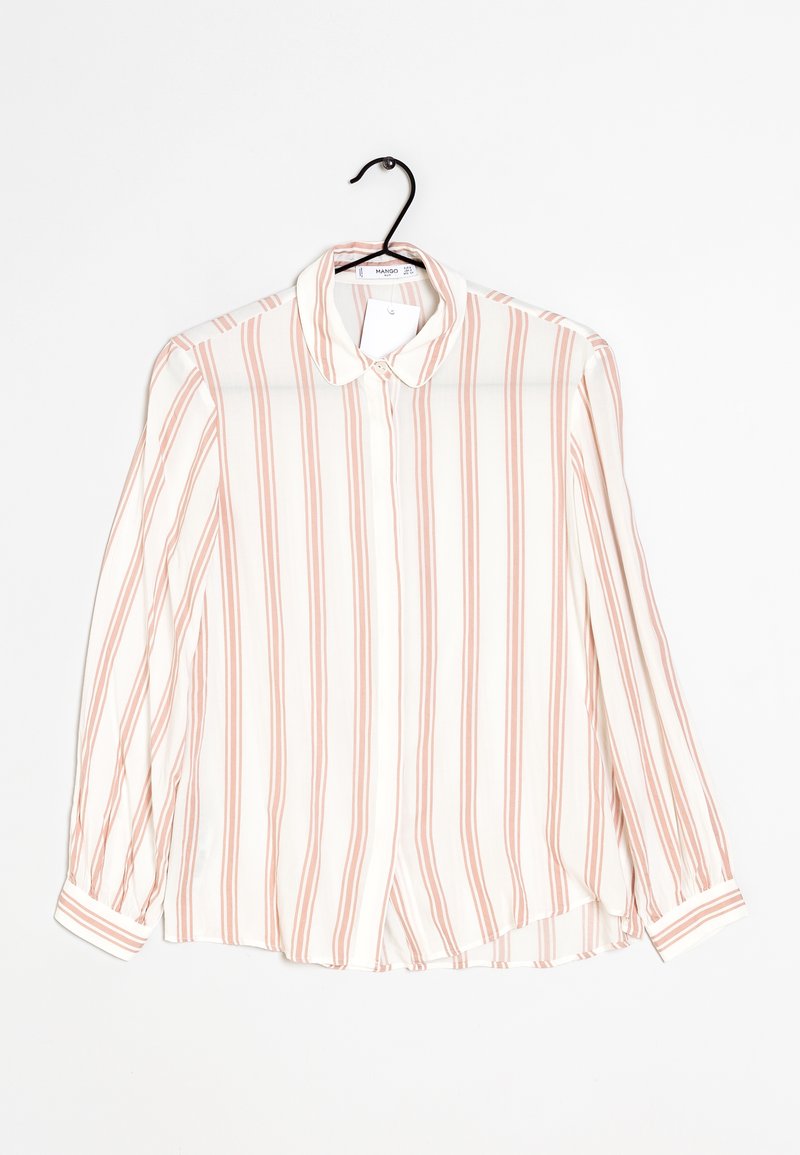 Chemise blanche à manches longues avec des rayures horizontales roses, col classique, fermeture par boutons, et ourlet légèrement arrondi. Tissu léger.