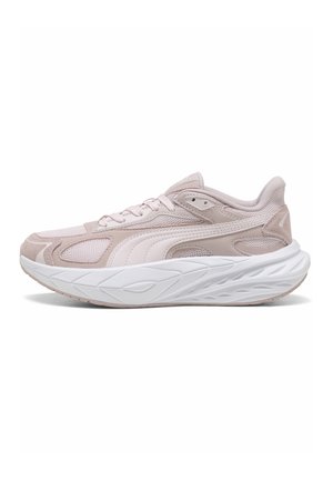 Hellrosa und beige Laufschuh mit weißer dicker strukturierter Sohle, Mesh- und Velourslederdetails, Seitenlogo und Schnürverschluss.