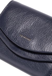 Cartera de cuero azul marino con superficie texturizada, que presenta un cierre con solapa y el nombre de la marca en relieve con letras metálicas.