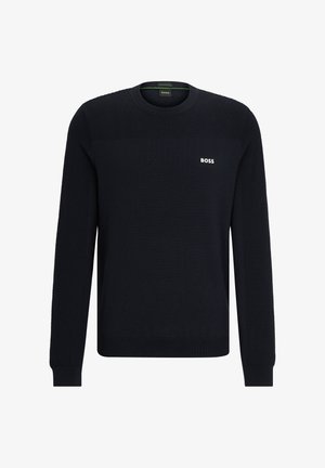 Marinblå tröja med långa ärmar, ribbad textur, rund halslinning och en liten vit "BOSS"-logotyp på bröstet.