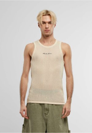 Beige mesh tanktop med ribbet kant og reliefflogo på brystet. Lett stoff, ermeløs design med en tettsittende fasong.
