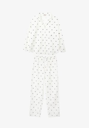 Set di pigiama bianco composto da una maglia con bottoni e maniche lunghe e pantaloni abbinati, entrambi decorati con piccoli motivi a cuori colorati.