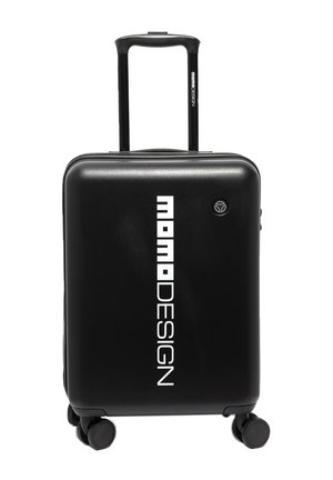 Valigia da cabina rigida nera con quattro ruote, manico telescopico e logo verticale bianco "momoDESIGN" sul davanti.