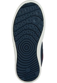 Semelle en caoutchouc navy avec des motifs circulaires et en vagues, surface texturée et bord blanc. Logo Geox et taille 27 marqués sur la semelle.