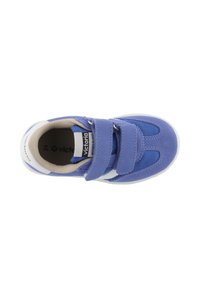 Chaussure en tissu bleu avec deux sangles Velcro, accents blancs, forme arrondie, col rembourré et semelle texturée. L'intérieur est doublé de beige.