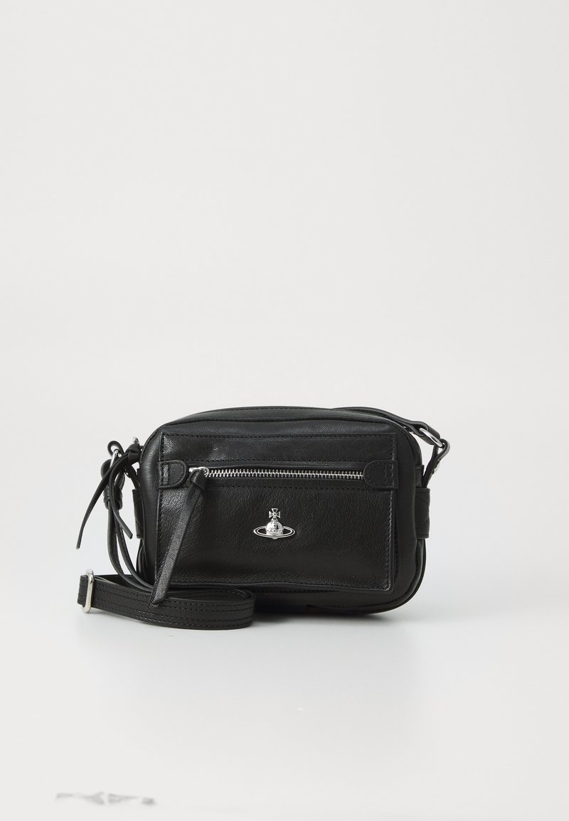 Geantă din piele neagră, tip crossbody, cu buzunar frontal cu fermoar, emblemă logo argintie și curea ajustabilă, pe fundal alb.