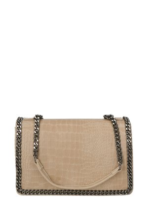 Beige Schlangenleder-Handtasche mit texturiertem Krokodilmuster, ausgestattet mit einem silbernen Kettenriemen und einer Umrandung an den Kanten.