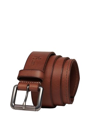 Bruine leren riem met een zilveren rechthoekige gesp, voorzien van een reliëfdetail "lot.54" en subtiele contrasterende stiksels aan de randen.