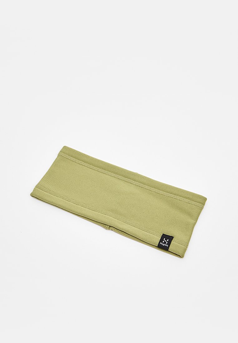 Fascia per la testa di colore verde realizzata in materiale morbido e elasticizzato. Presenta un bordo cucito e un piccolo etichetta nera con un logo su un lato.