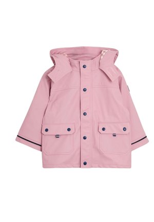 Pink hætte-regnjakke med trykknapper foran, to klaplommer med trykknapper og sort kant på ærmerne, designet til børn.