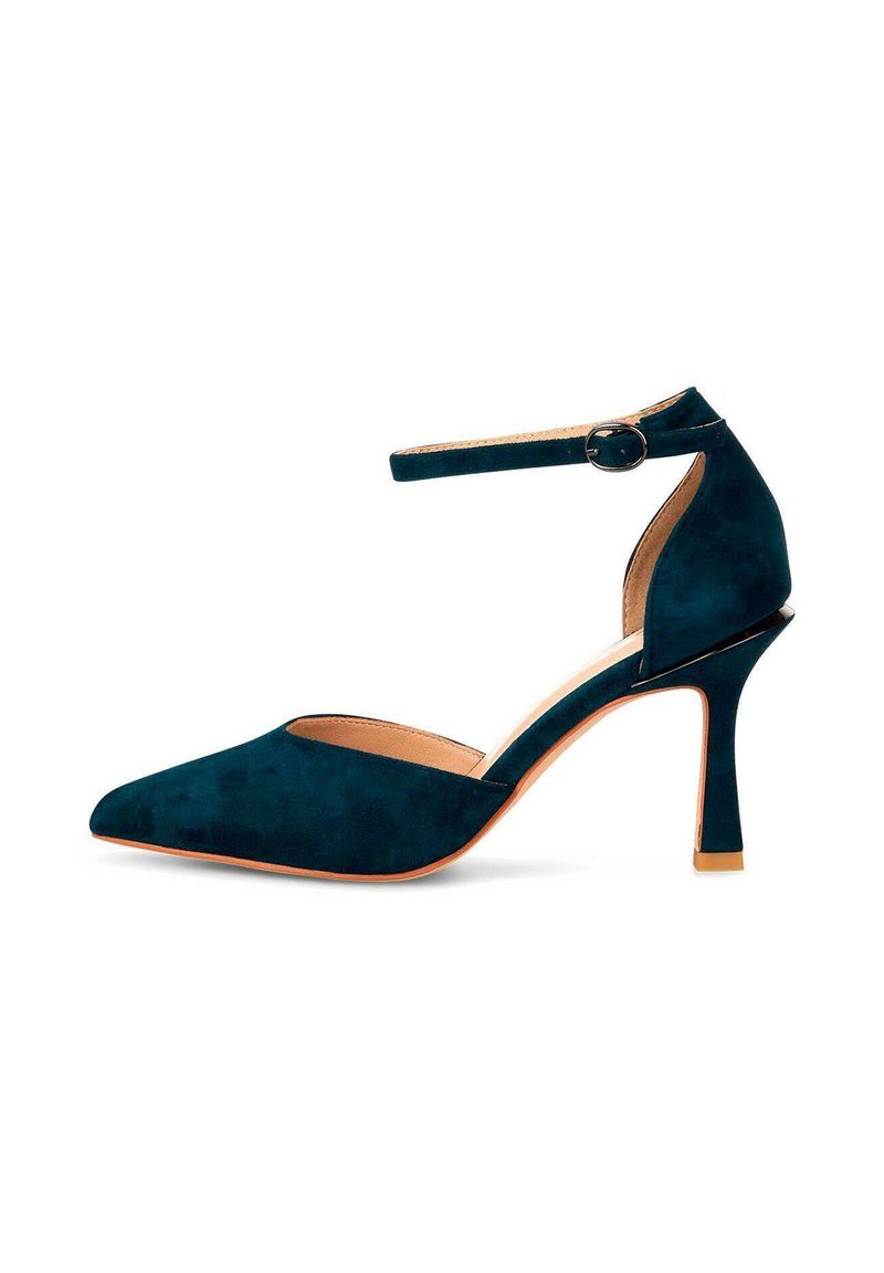 Scarpa con tacco alto in suede di un verde scuro, a punta, con cinturino alla caviglia dotato di una fibbia circolare e suola arancione sottile.