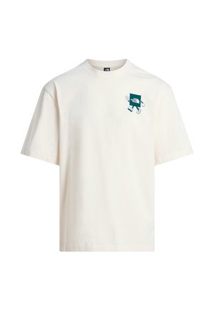 T-shirt à manches courtes couleur blanc cassé avec un petit motif graphique d'un logo carré bleu en mouvement et le texte « The North Face » sur le côté gauche de la poitrine.