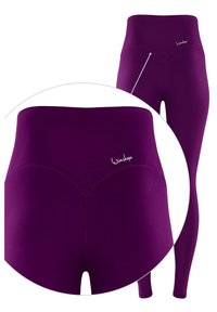 Magasan derekú, sima textúrájú, tapadó lila leggings, finom logó részlettel és ívelt varrással a hátán.