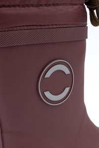 Botte en caoutchouc bourgogne avec une bande texturée, comportant un logo circulaire argenté et un accent en cordon brun. Surface lisse, design étanche.