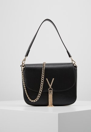 Czarna skórzana torba na ramię z złotym łańcuszkowym paskiem i ozdobą z chwostem w kształcie litery "V" na przedniej klapie.
