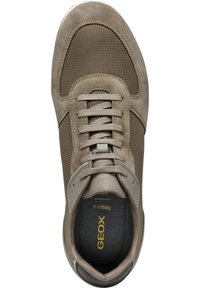 Zapatilla atlética beige que combina materiales de ante y malla, con puntera redonda y cordones planos, además de una plantilla acolchada y detalle de logo.