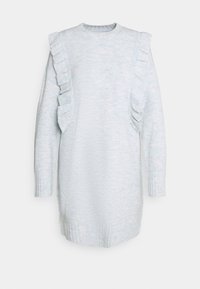 Vestido de suéter azul claro hecho de un suave tejido de punto. Presenta acentos con volantes en cada hombro y puños acanalados. Cuello redondo y aberturas laterales.