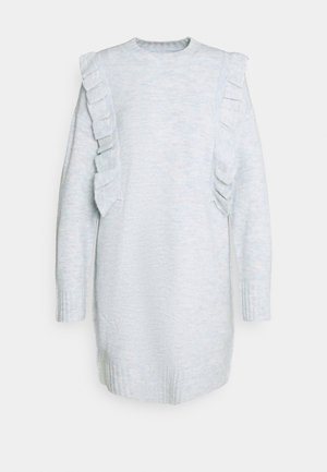 Abito maglione azzurro chiaro realizzato in morbido tessuto a maglia. Presenta dettagli a ruches su ogni spalla e polsini a costine. Scollo rotondo e spacchi laterali.