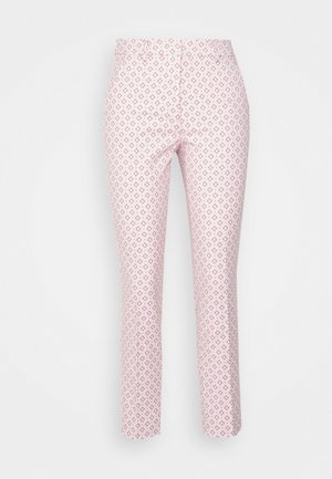 Pantalon slim rose clair avec petit motif rouge en forme de losange, fermeture éclair devant et ceinture, présenté sur fond blanc.