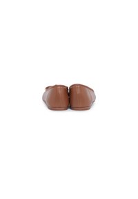 Zapatos planos de cuero marrón con una textura suave, punta redondeada y un diseño minimalista. Sin herrajes o acentos visibles. Vista trasera.