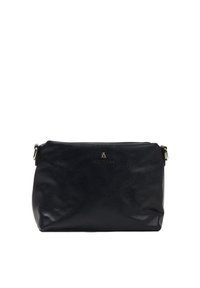 Czarna skórzana torba na ramię o teksturowej powierzchni, z zamkiem błyskawicznym i złotymi akcentami, z logo z przodu.