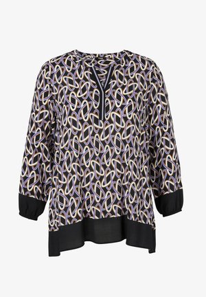 Zwarte blouse met driekwartmouwen, voorzien van een herhalend, in elkaar grijpende lussenpatroon in wit, paars en bruin. De zoom heeft een solide zwarte accent.