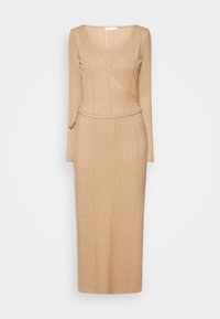 Robe en tricot à manches longues, beige, avec une silhouette ajustée, un décolleté en V profond et un détail de pli à la taille. Texture côtelée verticale sur l'ensemble.