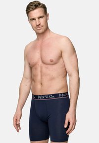 Marina boxer briefs med en figursydd design, mjuk tygtextur och en kontrasterande midja med "Phil & Co"-logotyp i ljus färg.