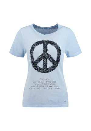 Maglietta azzurra a maniche corte con simbolo della pace in paillettes nere e testo stampato con la scritta "KEY LARGO" e una poesia a tema amore sotto.