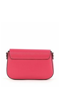 Sac bandoulière en cuir synthétique rose avec fermeture à rabat, bordure noire, texture lisse et forme rectangulaire élégante. Présente un grain subtil.